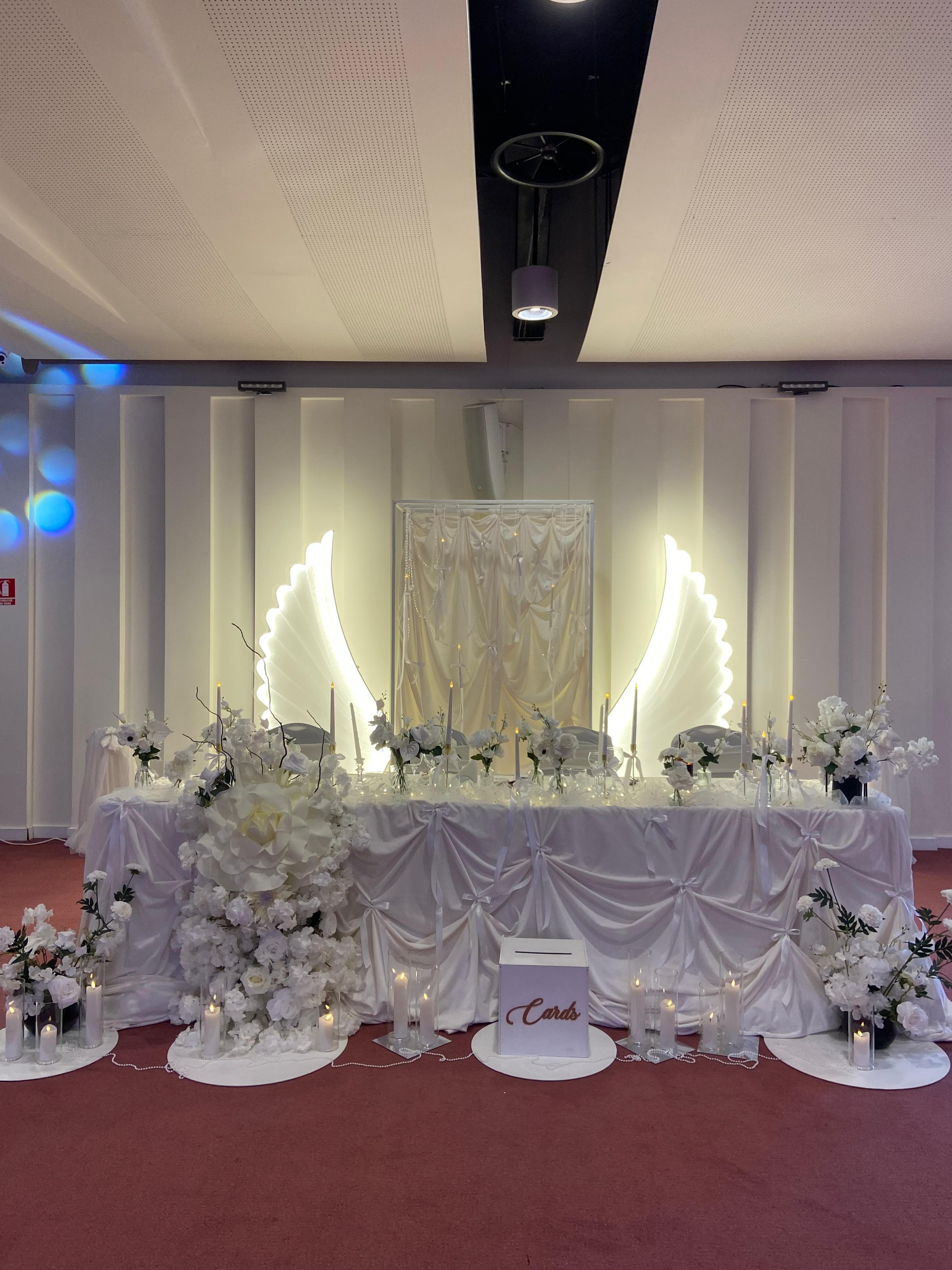 Masa de onoare decorată cu flori la nuntă Agora