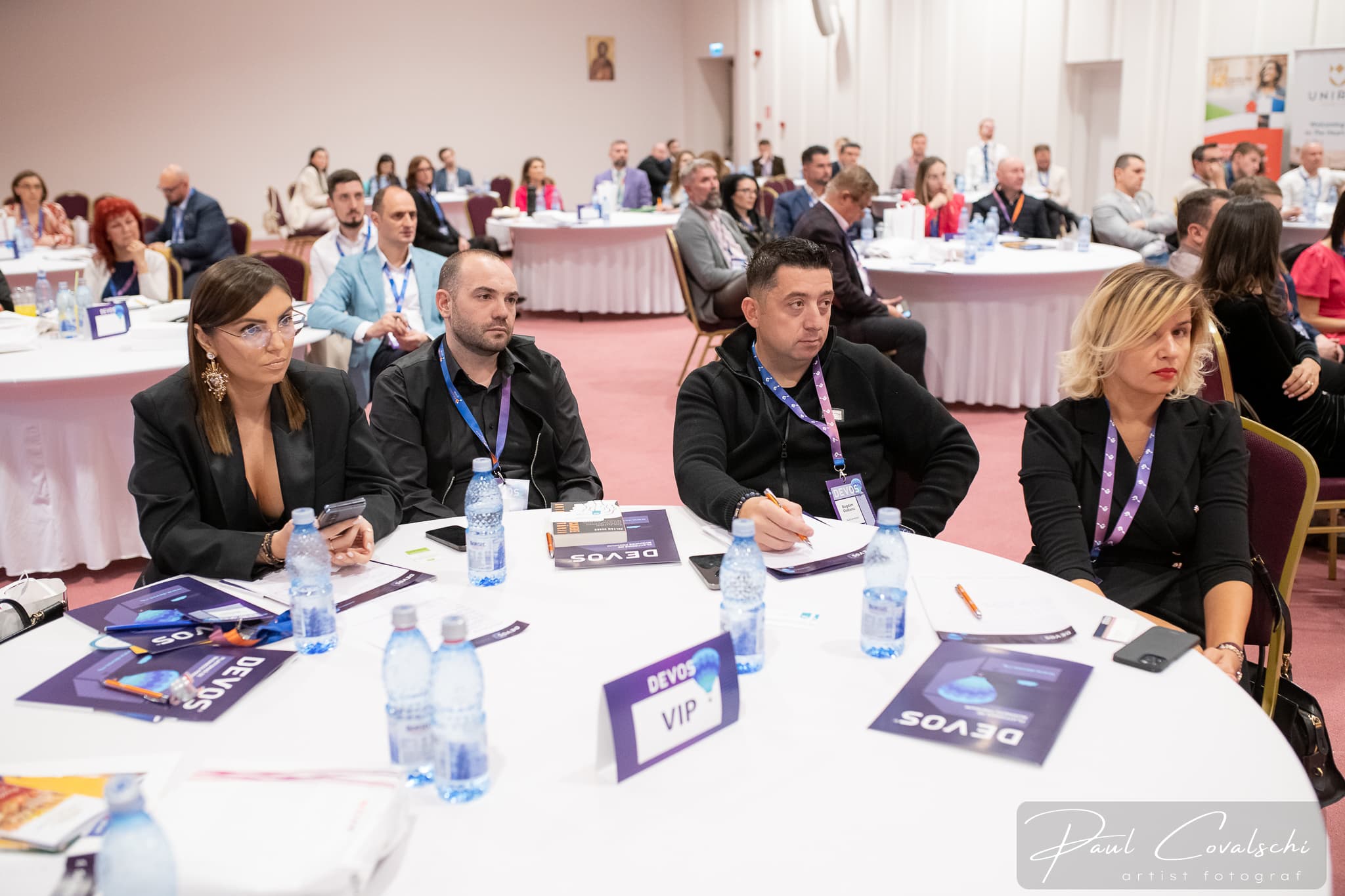 Participanți la conferință DEVOS la Agora