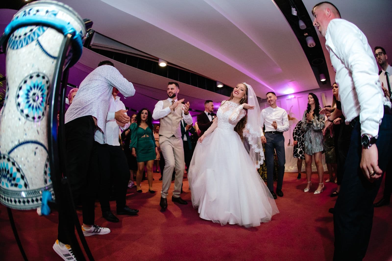 Mireasa dansând alături de invitați
