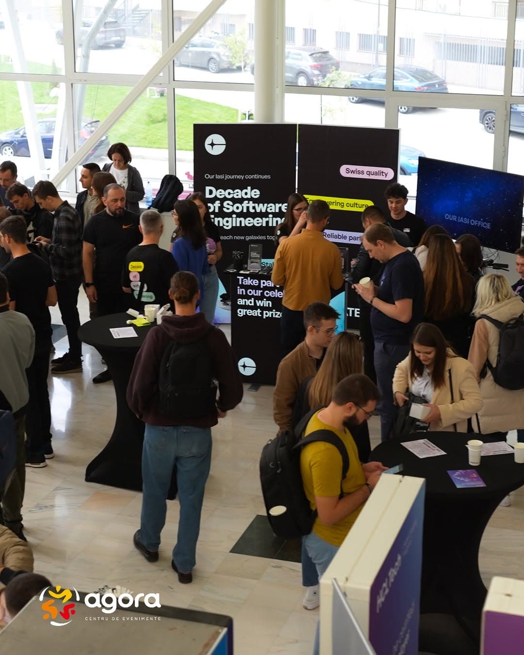 Zonă de networking cu standuri expoziționale la Agora