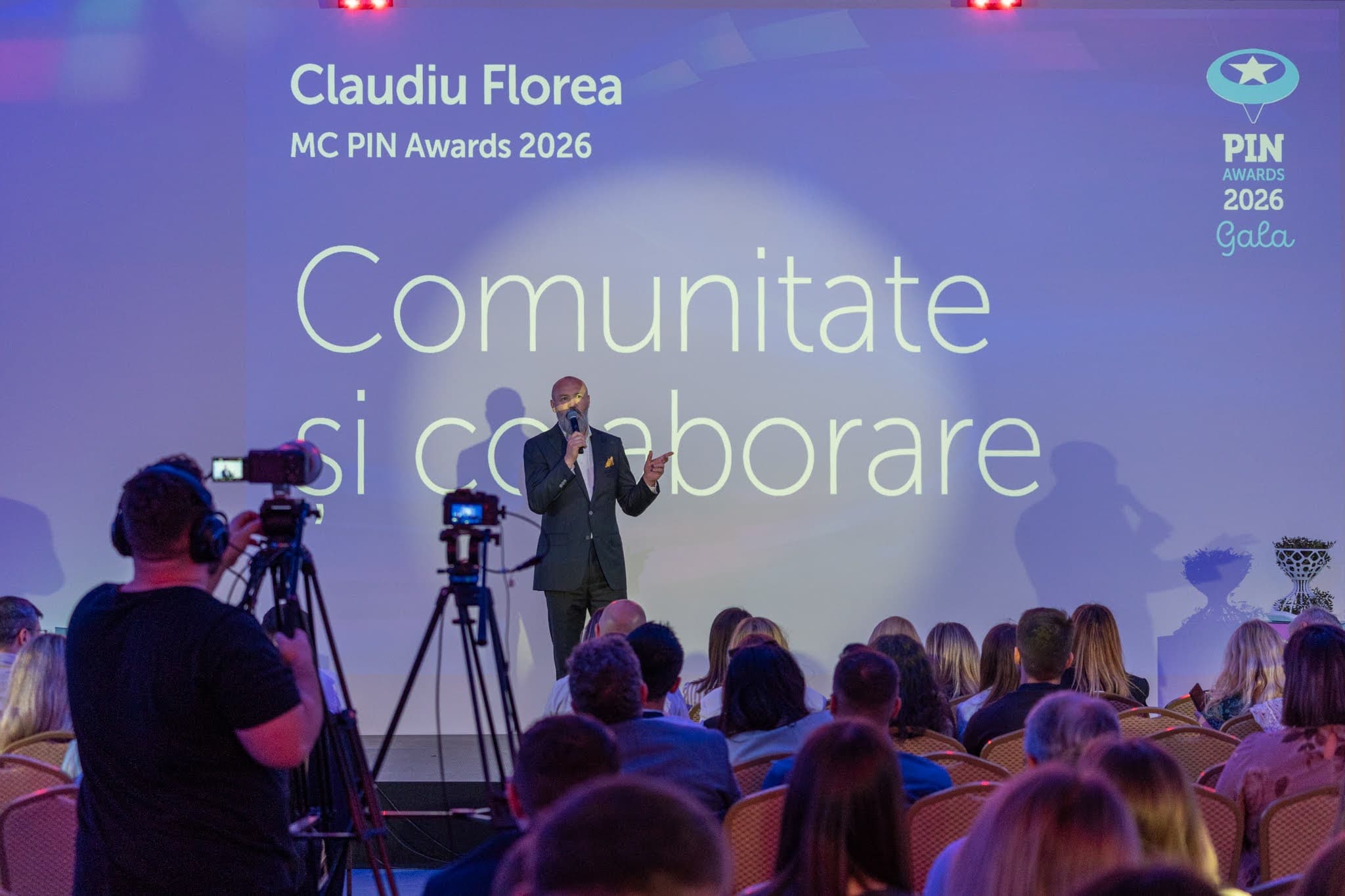 MC pe scenă la Gala PIN Awards 2026, Agora